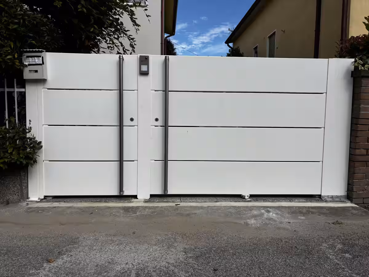 Cancello bianco a doppia lamiera installato in area residenziale