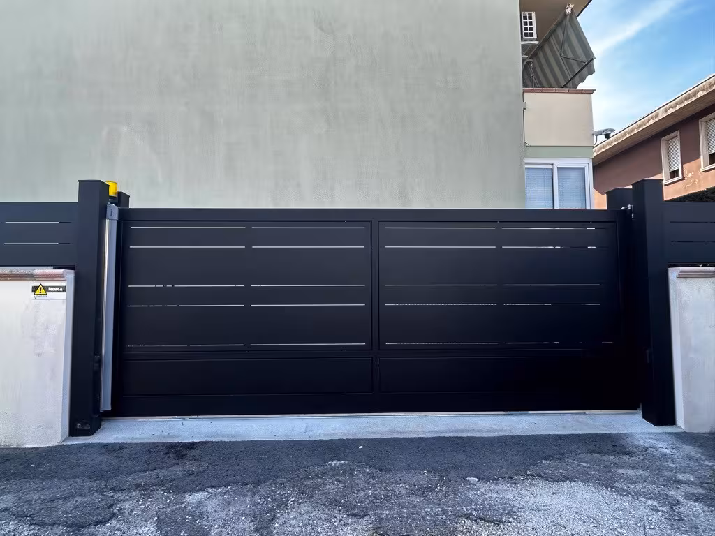 Cancello scorrevole nero con tagli orizzontali realizzato dall'officina Chinaglia Andrea