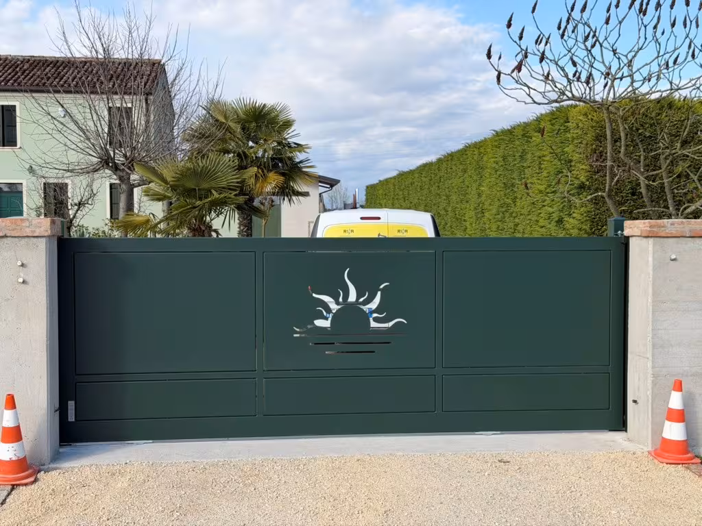 Cancello verde in lamiera con decoro centrale tagliato