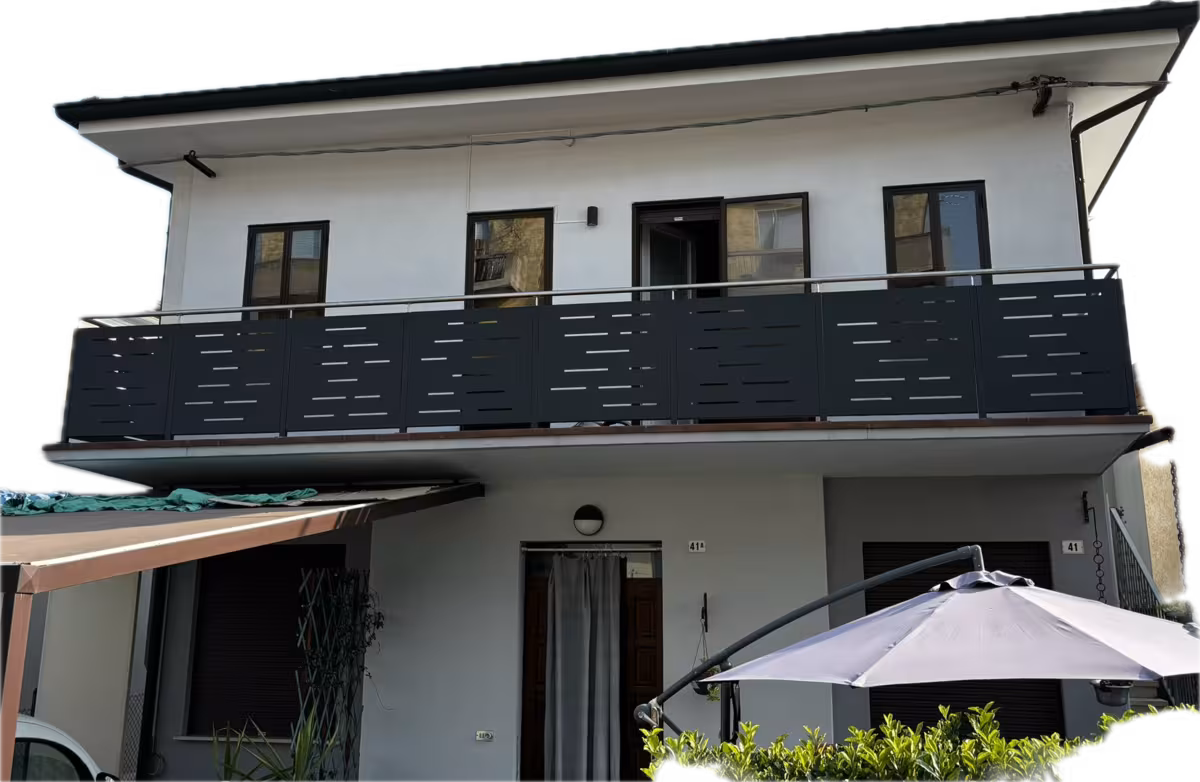 Parapetto in lamiera tagliata su balcone residenziale