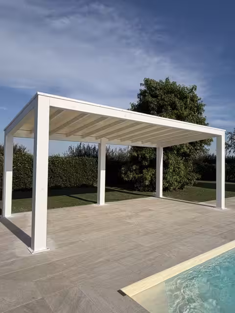 Pergola bianca in alluminio installata a bordo piscina