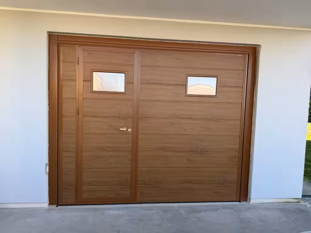 Porta basculante in finitura legno installata su garage